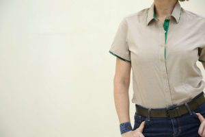 Blusa Beige formal con detalles típicos verdes M