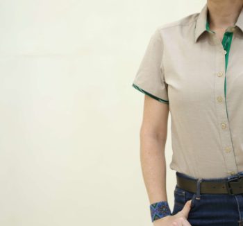 Blusa Beige formal con detalles típicos verdes M